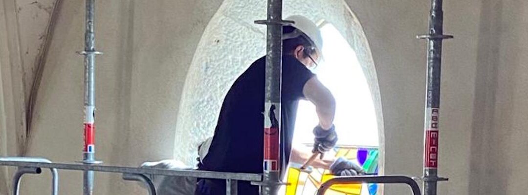 Dépose des vitraux de Louis Ribes à Sainte-Catherine