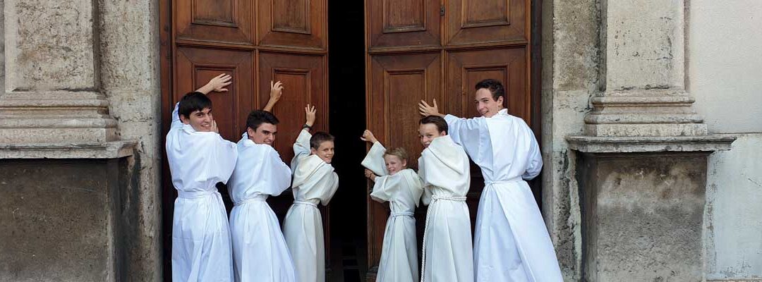 Servir la messe : des gestes techniques à l’initiation au Mystère